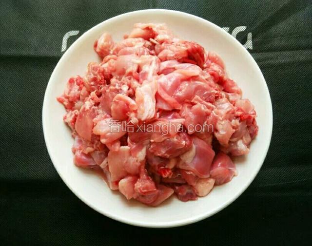 兔肉半只，剁成小块 洗净备用。