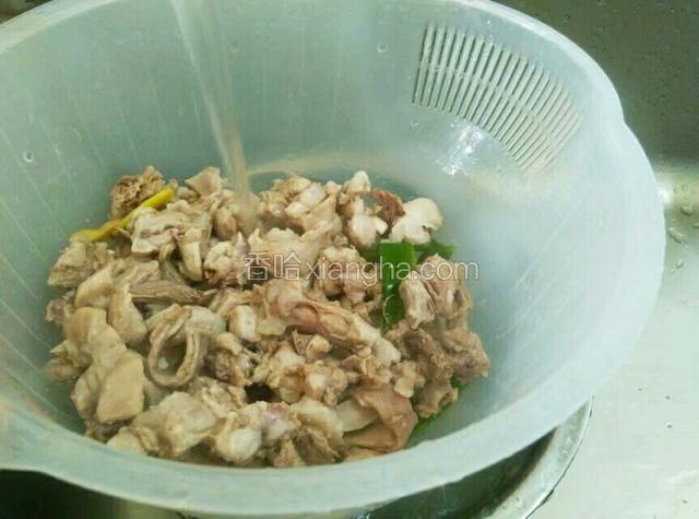 捞出用温水冲干净血沫
