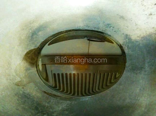 热锅倒入适量的食用油