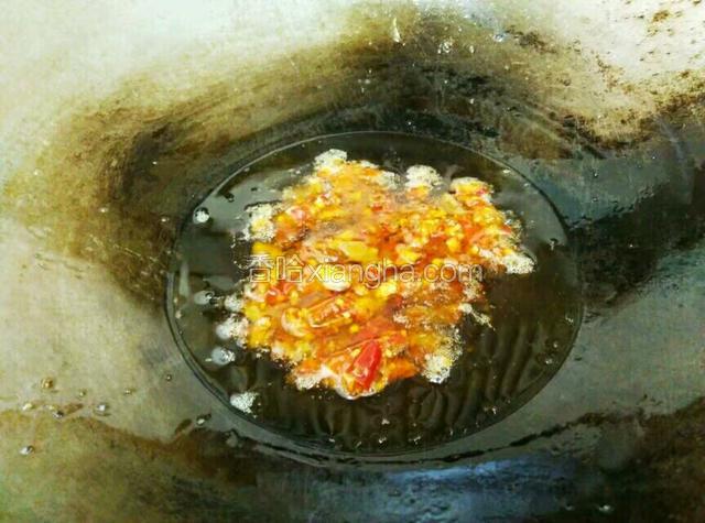 锅里留底油，下两勺豆瓣酱。