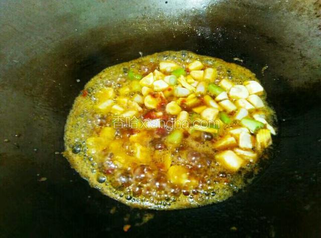 小火炒香后下葱姜蒜炒香