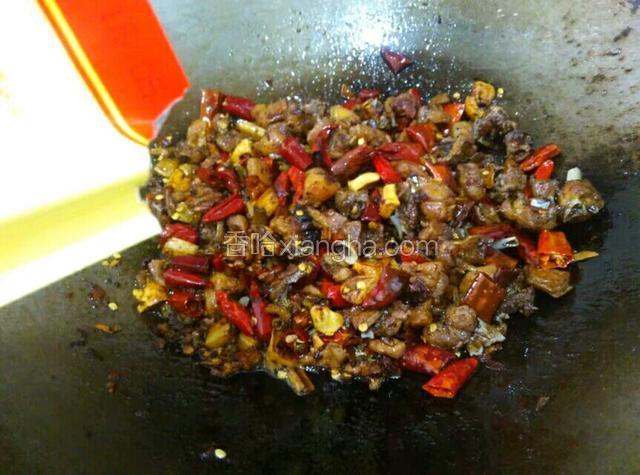 最后放少许鸡精，五香粉，花椒粉。
