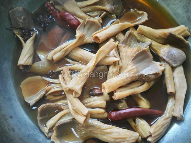 卤致入味汁稍微干点即可关火出锅