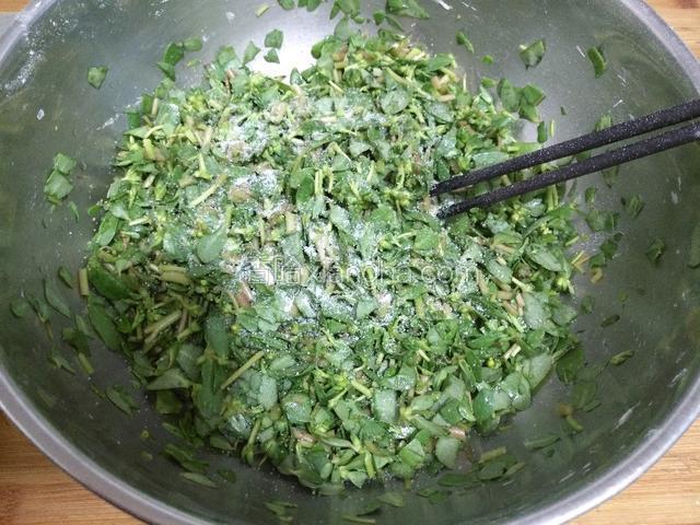 切碎，先用香油拌一下锁住水分，然后再放适量盐搅拌。