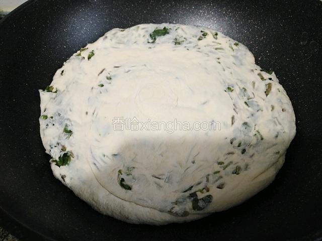 锅里放油，将面饼放入锅内，小火烙，中间要不停的晃动，让面饼受热均匀。下面烙的颜色发黄后再翻过来烙另一面。