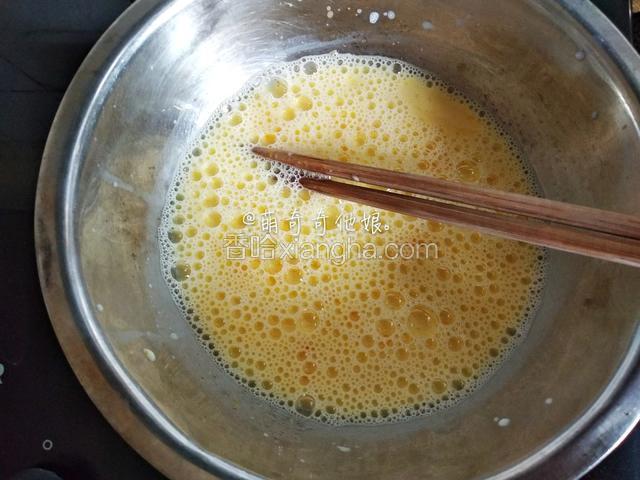 用蛋抽充分搅拌均匀， 然后放到燃气灶上用最小火边加热边不停搅拌，直至蛋黄糊变得粘稠并沸腾，关火。
一定要用最小火且不停搅拌，不然就成蛋花儿了！
（当然也可以先把蛋黄搅拌均匀了再加牛奶白糖这样更容易搅匀。）