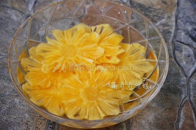 菠萝去皮后切薄片，越薄越好，厚薄程度直接影响后面烘干所需的时间。
切片后的菠萝在淡盐水里浸泡15分钟。