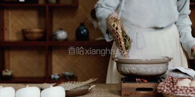 放入沸水中焯烫；