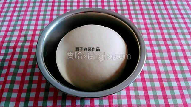 1.把面揉光滑，面上抹一层油(免得风干）盖上保鲜膜或严实的盖子，饧面（三至四个小时）
2.如果头一天晚上把面和好，放进冰箱里去饧，第二天拿出来做效果会更好。
