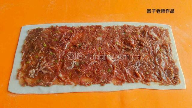 1.肉馅儿大家应该都会调的，用的也就是（饺子肉馅儿）所以我没有配上调馅儿过程图片。
2.调馅儿重点：把所有的食材放进肉馅儿里之后，用筷子顺时针搅拌均匀，然后再少打一点点水（免得肉馅太干）继续拌匀，最后再放色拉油。
3.把调好的肉馅儿薄薄的均匀的抹在上面，四边不抹肉馅，留着封口。
