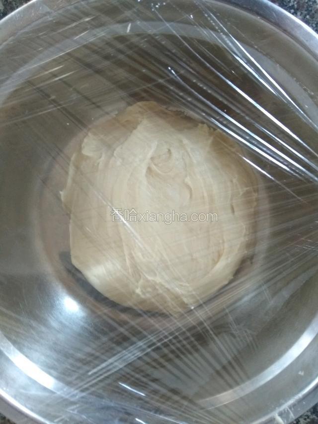 盖上保鲜膜，放温暖处醒发