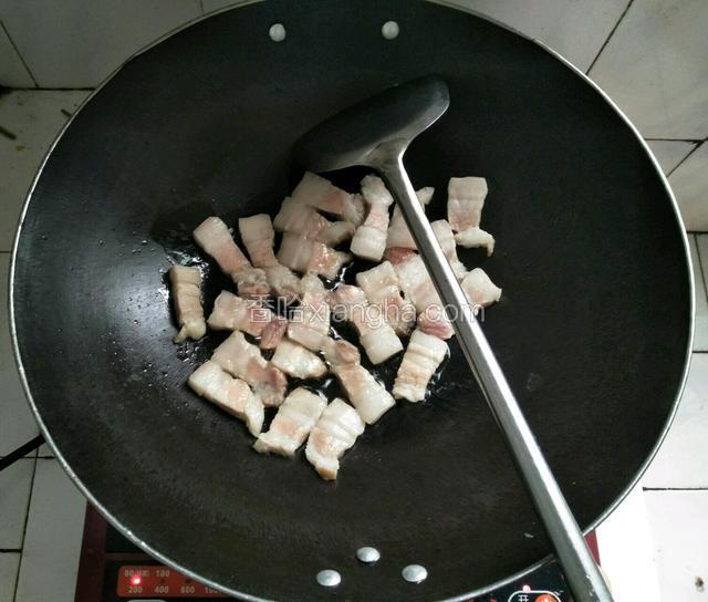 锅内放入适量的花生油，把五花肉煸炒至两边微黄，出油即可