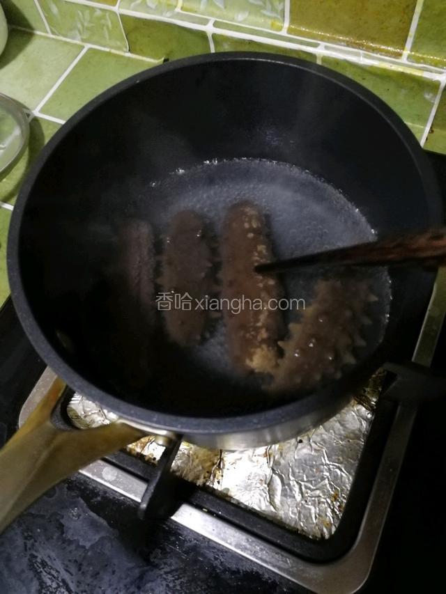 锅中开水煮一分钟，西兰花胡萝卜也焯水。