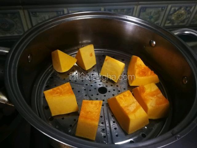 南瓜蒸熟。