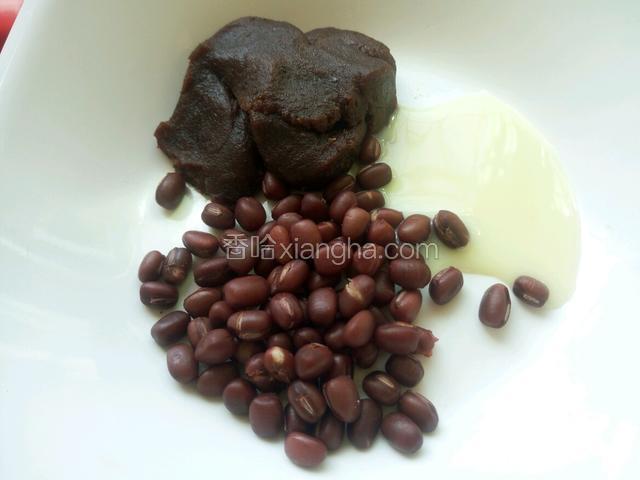 豆沙馅是之前炒的 一次多做点 可以慢慢吃 做面包 豆沙包 烙饼都行 红豆就是煮豆沙馅的时候趁着没煮烂捞出来的熟红豆 不是蜜豆 再放歇炼乳 一是馅料会湿润一点 二是增加些风味