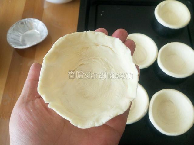 蛋挞皮从锡纸模里取出来 我的是提前一天放冷藏里的 有点化过了 比较软 应该稍微硬一点会比较容易脱模