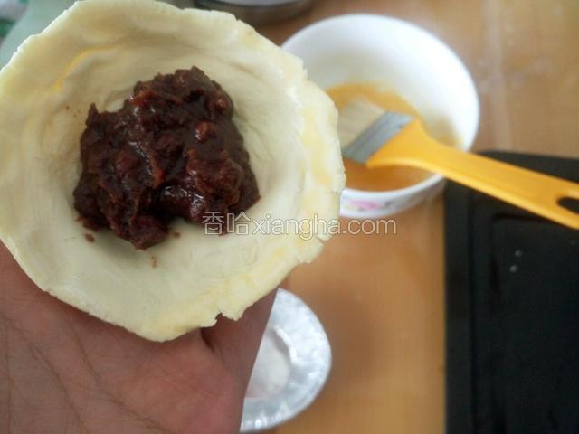 边缘抹一些鸡蛋液 防止开口 