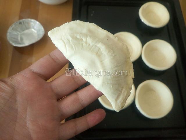 然后捏紧边缘 忘了用叉子压出花纹了 遗憾 ……下次再试试用手抓饼做的 