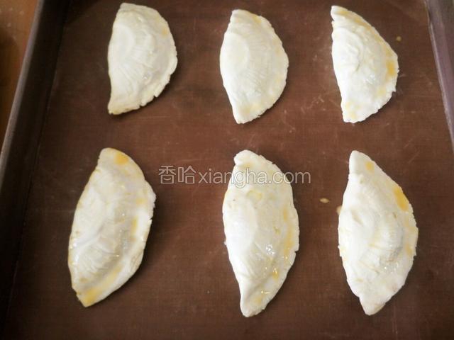 然后表面都刷蛋液 放入预热好的烤箱 150度18分钟左右
