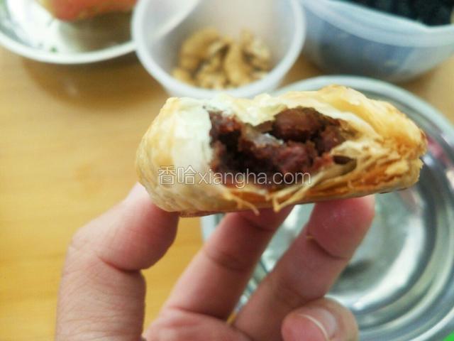 馅料也有点干 虽然加了炼乳也不行 可能是自己炒的豆沙馅太干了的原因 如果是买现成的豆沙馅应该效果会好一点