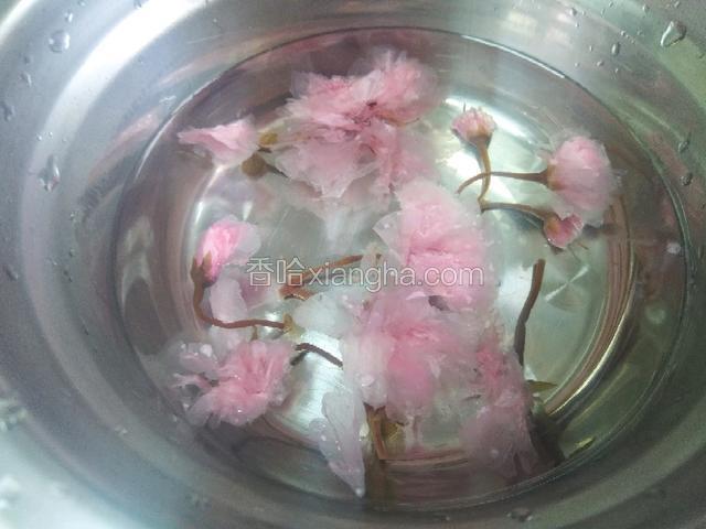 盐渍樱花用开水多次冲洗，去除多余盐分