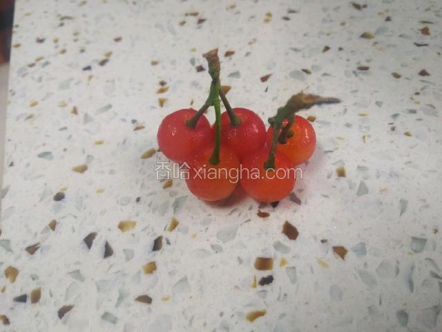 樱桃洗净，去蒂备用