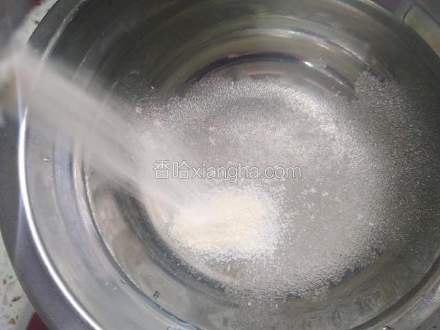 80度左右的水，少量多次加入吉利丁粉拌匀，一定要搅拌到没有颗粒而且不结块的状态