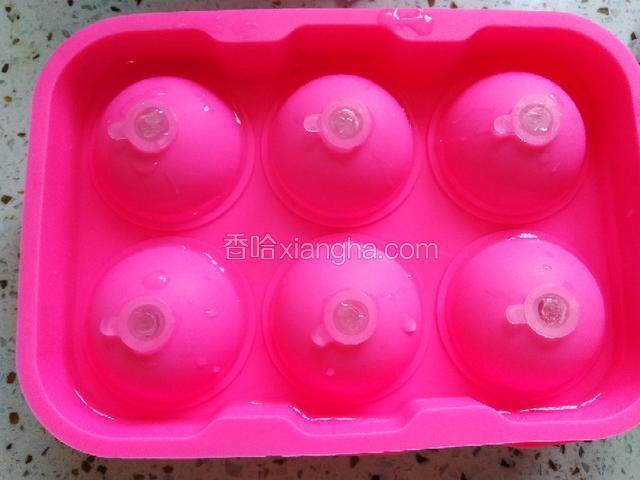 盖上隔味盖，然后在上层倒上冷水
放入冰箱冷藏2小时