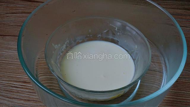 淡奶油隔水加热到约四十度