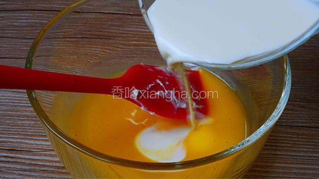 慢慢加入淡奶油搅匀