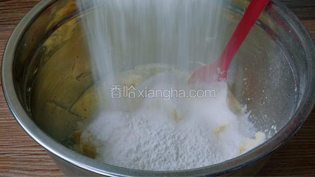 过筛加入黄油中