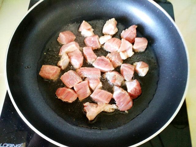放入牛肉煸炒