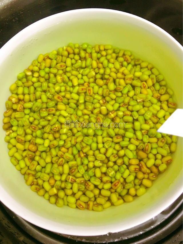 绿豆淘洗干净后放入九分满的清水，放入电压力锅隔层，盖上压力锅盖，隔水炖煮1小时