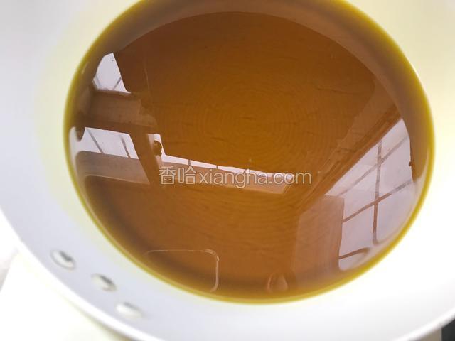 热锅烧油至七成热