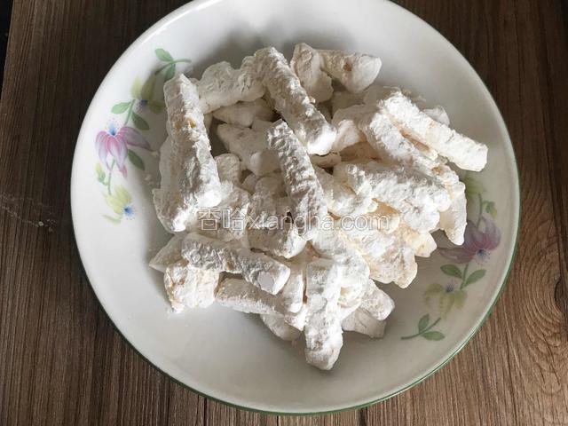 抖掉多余的淀粉后，装盘备用