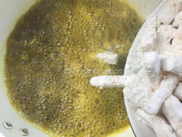 放入油锅中炸至金黄色