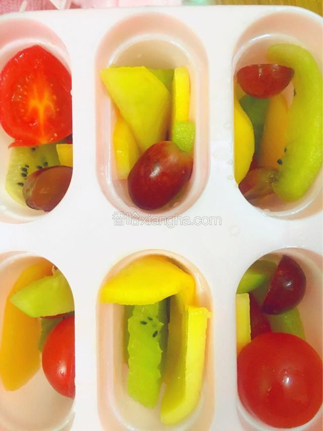 用筷子把水果均分的夹进模具中，最好是有水果切面的贴近模具外围