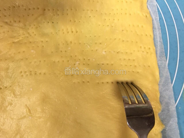 取烤盘大小的面包纸
将面团直接擀在面包纸上，用叉子穿孔