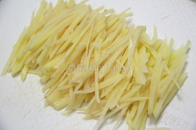 土豆改刀切成丝。
