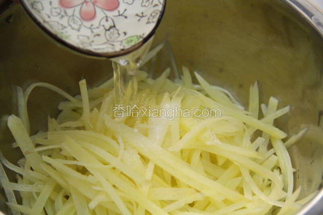 土豆丝中加入香油、盐、白醋翻拌均匀。