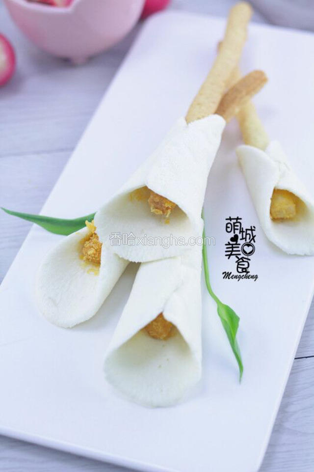 白色马蹄莲就像豆蔻年华的青春少女，毫无顾忌的展示所有的美丽，代表幸福、纯洁。