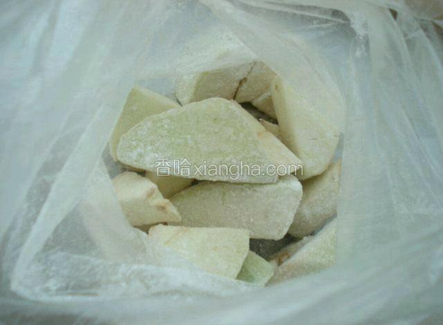 茄子块装入保鲜袋，放玉米淀粉，扎紧袋口，摇晃至茄子均匀裹一层淀粉。