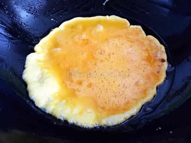 锅内再放油，倒入鸡蛋液