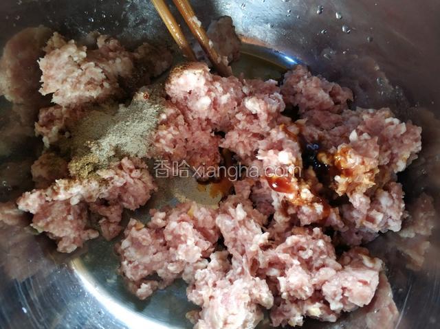 剁好肉馅，肥瘦相间就可以，肉馅里放鸡蛋，蚝油，鸡精，胡椒粉，五香粉，料酒，和少量水。