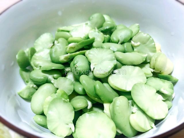 蚕豆去皮准备好