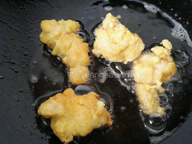 一面炸好反一面再炸，直致两面金黄酥脆