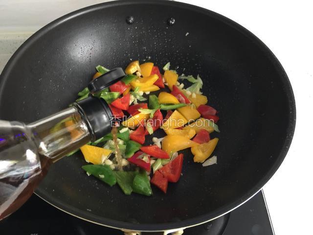 倒入彩椒块，淋入少许料酒，翻炒两分钟左右。