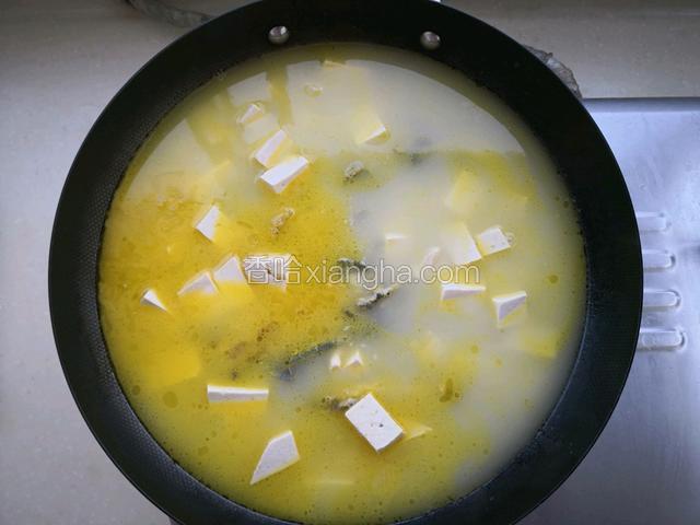 30分钟鱼汤发白后，豆腐入锅，小火继续炖5分钟。
