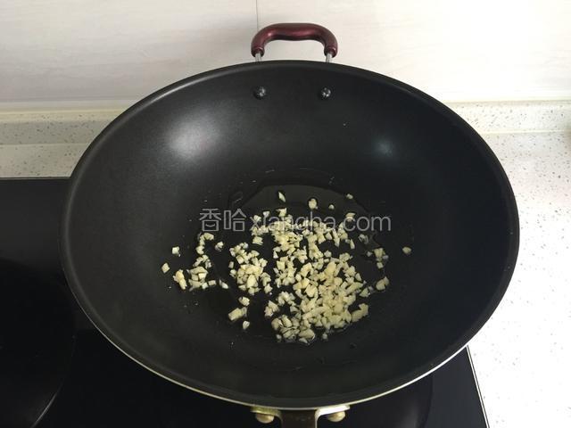 炒锅倒油烧热，放入蒜粒爆香。