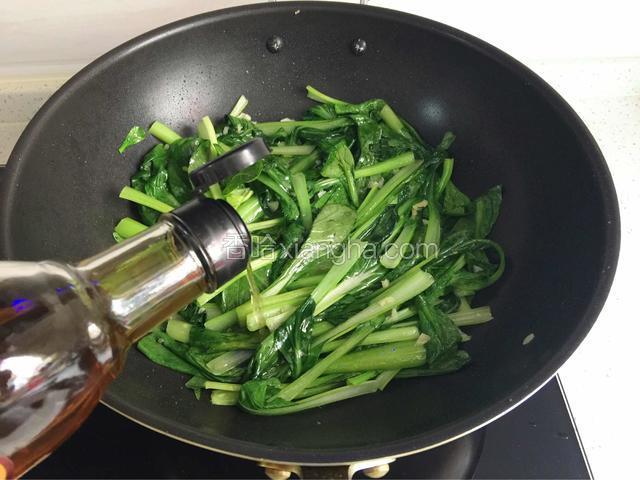 淋少许料酒、盐炒。